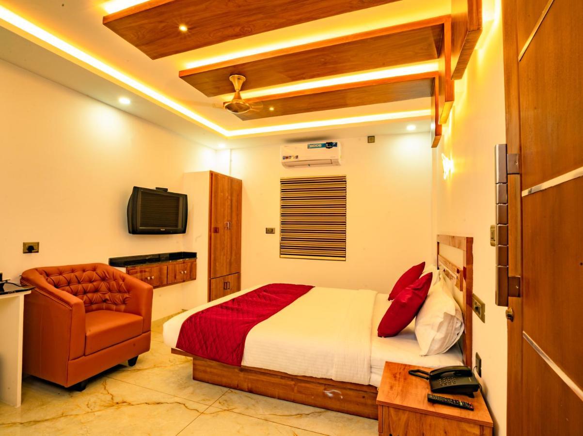 Marina Suites Airport Hotel Kochi ภายนอก รูปภาพ